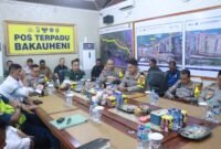 Kapolda Lampung Irjen Pol. Helmy Santika bersama pejabat TNI Korem 043 Gatam, instansi terkait, dan jajaran lainnya menerima arahan penting terkait pengamanan puncak arus mudik di Pelabuhan Bakauheni. 