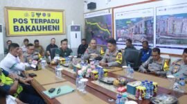 Kapolda Lampung Irjen Pol. Helmy Santika bersama pejabat TNI Korem 043 Gatam, instansi terkait, dan jajaran lainnya menerima arahan penting terkait pengamanan puncak arus mudik di Pelabuhan Bakauheni. 