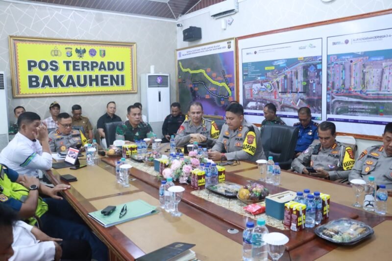 Kapolda Lampung Irjen Pol. Helmy Santika bersama pejabat TNI Korem 043 Gatam, instansi terkait, dan jajaran lainnya menerima arahan penting terkait pengamanan puncak arus mudik di Pelabuhan Bakauheni. 