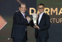 Direktur Utama PLN, Darmawan Prasodjo (kanan) kembali menerima penghargaan sebagai CEO of The Year dalam ajang CNBC Indonesia Awards 2024 untuk ketiga kalinya