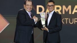Direktur Utama PLN, Darmawan Prasodjo (kanan) kembali menerima penghargaan sebagai CEO of The Year dalam ajang CNBC Indonesia Awards 2024 untuk ketiga kalinya