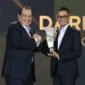 Direktur Utama PLN, Darmawan Prasodjo (kanan) kembali menerima penghargaan sebagai CEO of The Year dalam ajang CNBC Indonesia Awards 2024 untuk ketiga kalinya