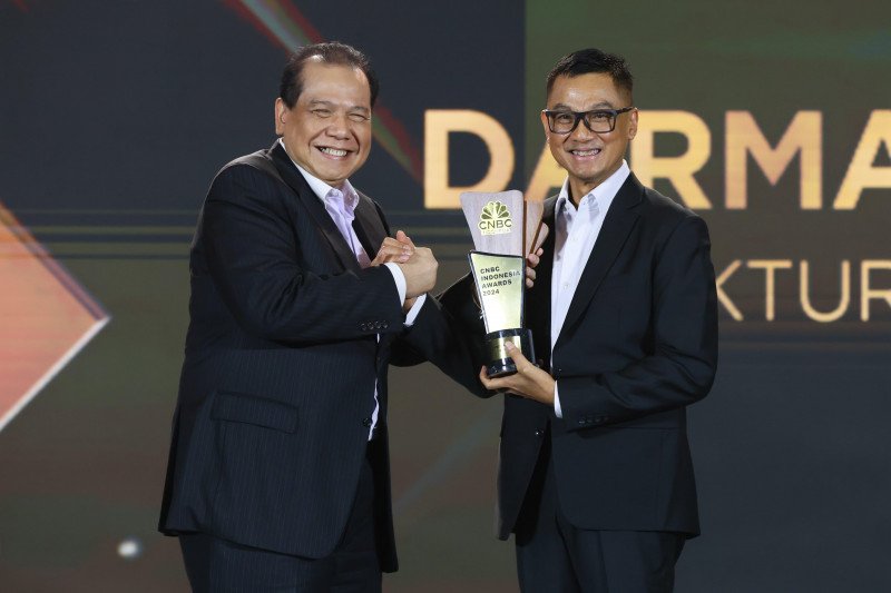 Direktur Utama PLN, Darmawan Prasodjo (kanan) kembali menerima penghargaan sebagai CEO of The Year dalam ajang CNBC Indonesia Awards 2024 untuk ketiga kalinya