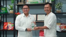 Bupati Klaten Sri Mulyani mendampingi Wakil Menteri Pertanian (Wamentan) Sudaryono saat meninjau pabrik benih jagung hibrida PT Restu Agropro Jayamas, Senin (23/09/2024).