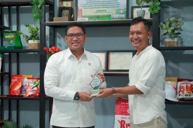 Bupati Klaten Sri Mulyani mendampingi Wakil Menteri Pertanian (Wamentan) Sudaryono saat meninjau pabrik benih jagung hibrida PT Restu Agropro Jayamas, Senin (23/09/2024).