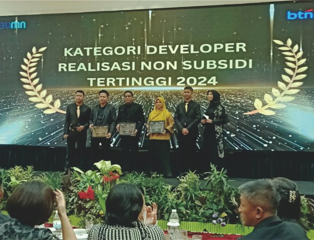 Branch Manager PT Griya Keiko Sejahtera Gustin Pamungkas (keempat dari kiri) Saat Menerima Penghargaan Dari BTN Syariah Cabang Bandar Lampung